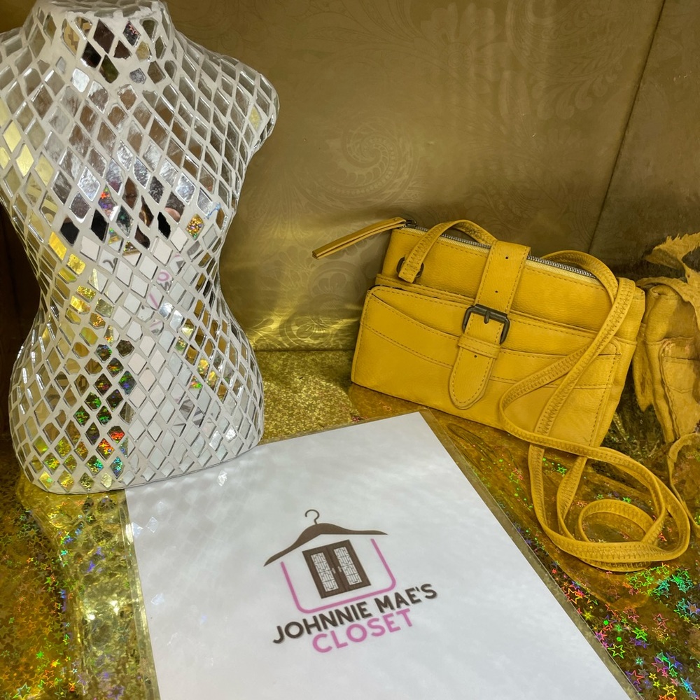 Little yellow crossbody bag
 - SEEK PEEK Posh Show LIVE @ladydivadi